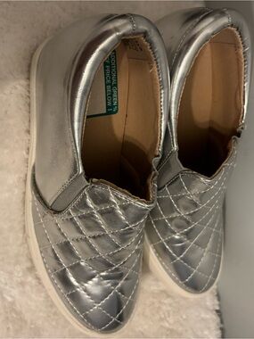 Silver Metallic slip on Casual or Preppy shoes.. Quilted design on front.. Sz.7